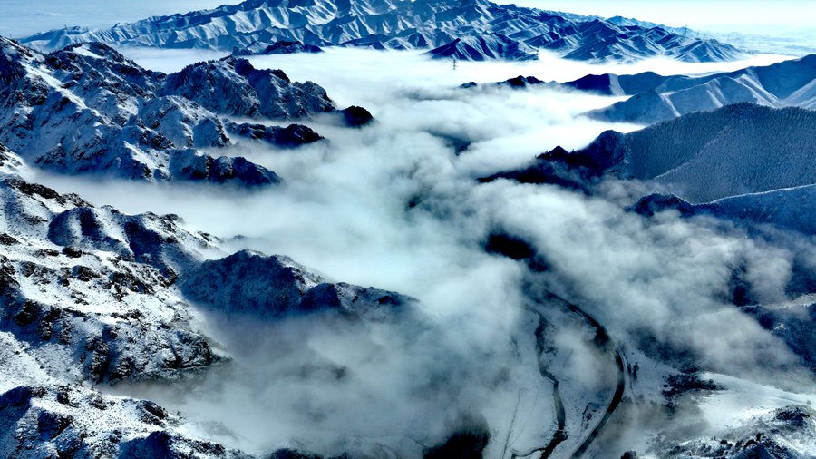 雪后祁連山銀色連綿壯美如畫。李衛泰攝