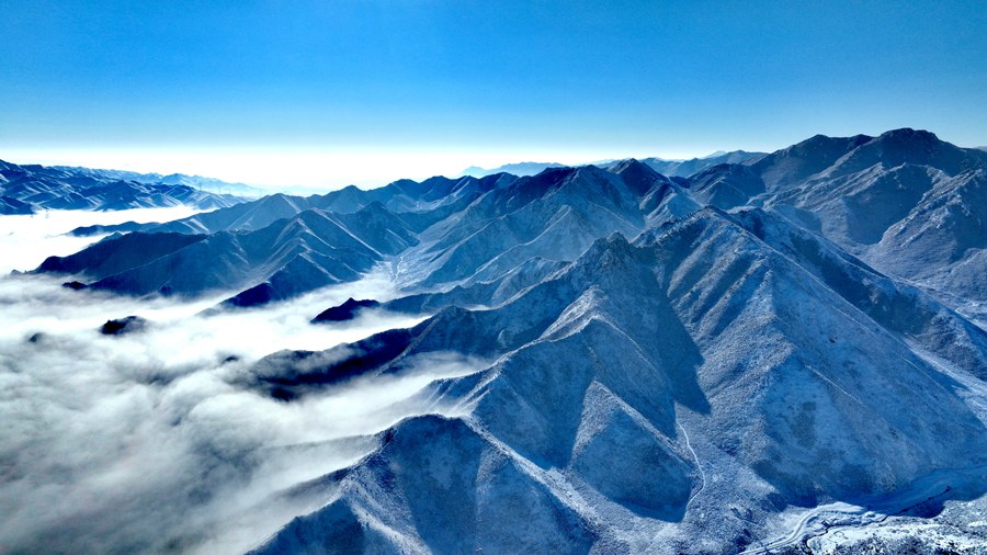 雪后祁連山銀色連綿壯美如畫。李衛(wèi)泰攝