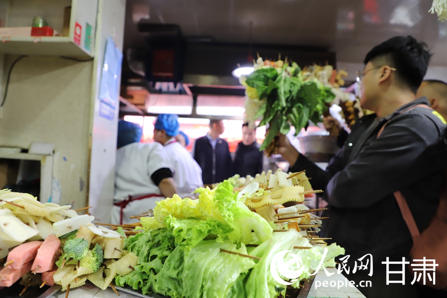 食客們正在麻辣燙店排隊。人民網記者 王文嘉攝