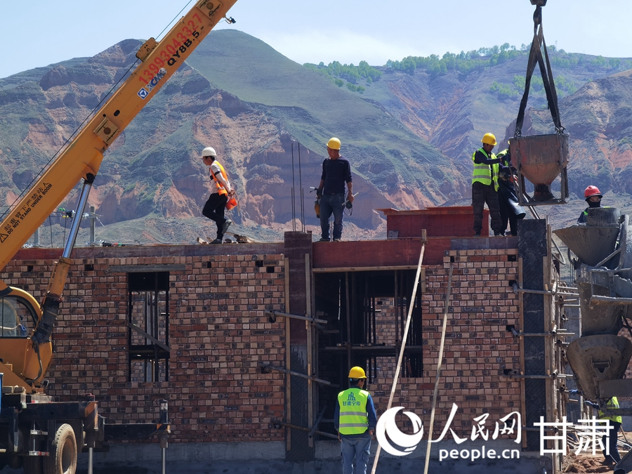 積石山縣大河家鎮陳家村災后恢復重建集中安置點項目建設現場。人民網記者 高翔攝